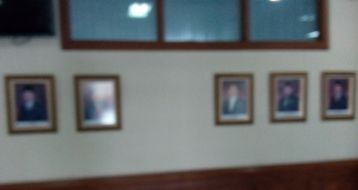 Tempat foto yang kosong sebelumnya terpampang foto Tajudin Hasan yang dibanting orang tak dikenal 